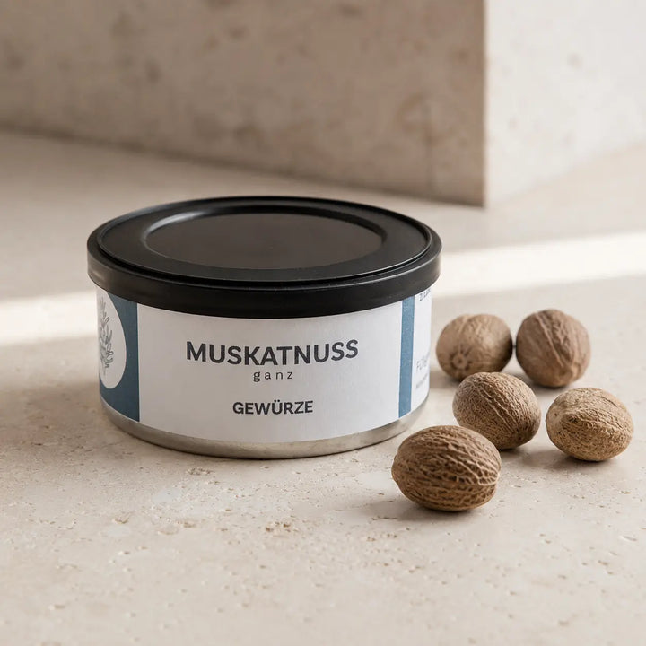 Ganze Muskatnüsse in originaler Gewürzdose als hochwertiger Packshot