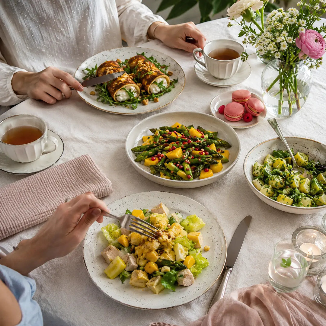 Muttertags-Brunch für zwei mit Spargel-Mango-Salat, Kartoffelsalat, Pfannkuchenrollen und Macarons