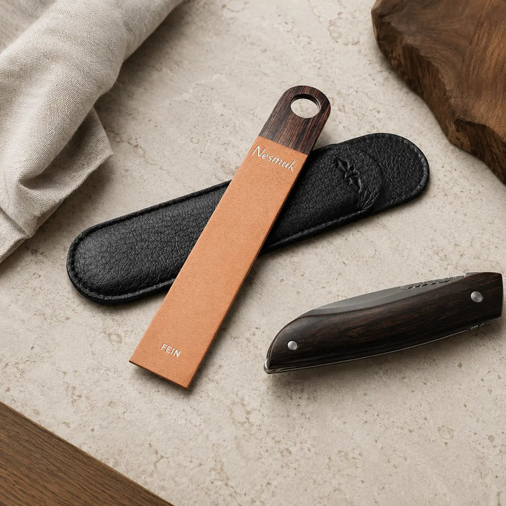 Folder Streichriemen mit schwarzem Lederetui und geschlossenem Klappmesser