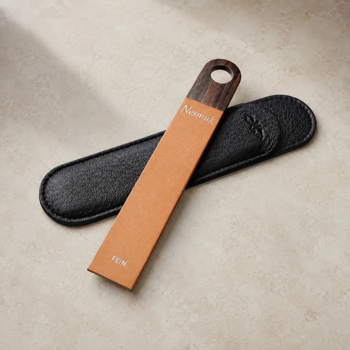 Nesmuk Folder Streichriemen aus cognacfarbenem Leder mit schwarzem Etui