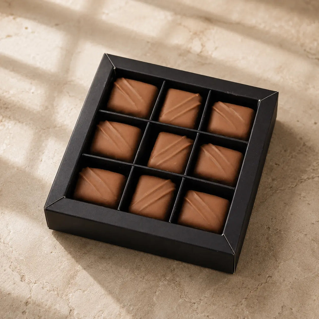 Nougat Pralinen in originaler schwarzer Neunerbox als hochwertiger Packshot