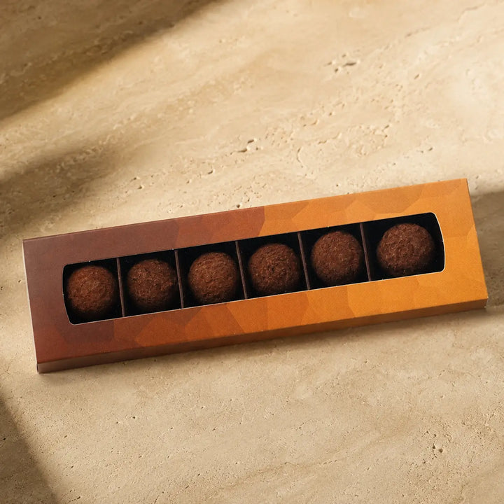 Orangen Trüffel in originaler kupferbraun-oranger Sechserbox als hochwertiger Packshot