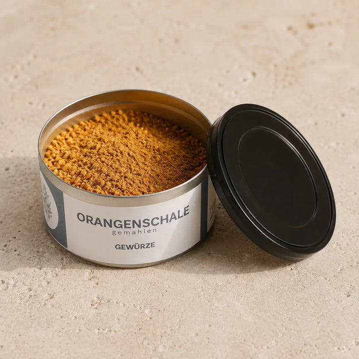 Geöffnete originale Gewürzdose mit fein gemahlener Orangenschale und schwarzem Deckel