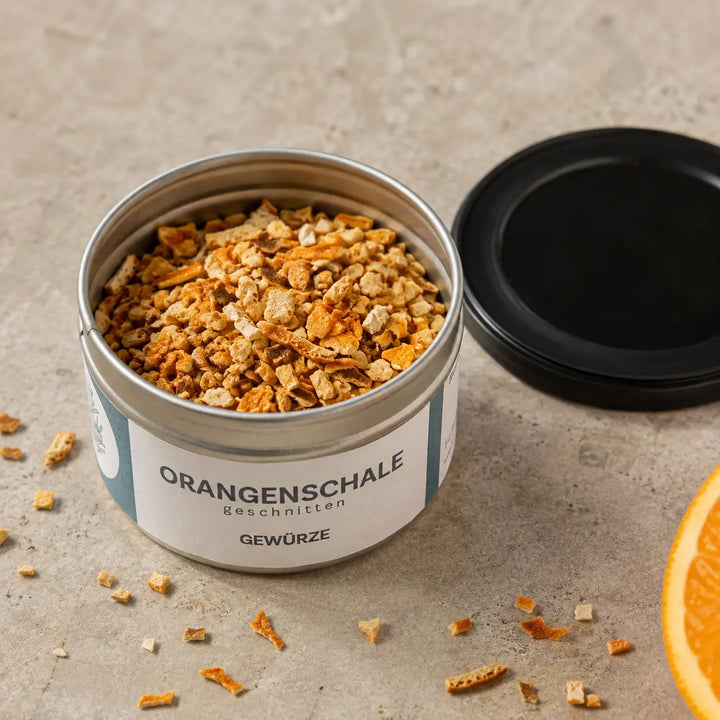 Geöffnete originale Gewürzdose mit grob geschnittener getrockneter Orangenschale