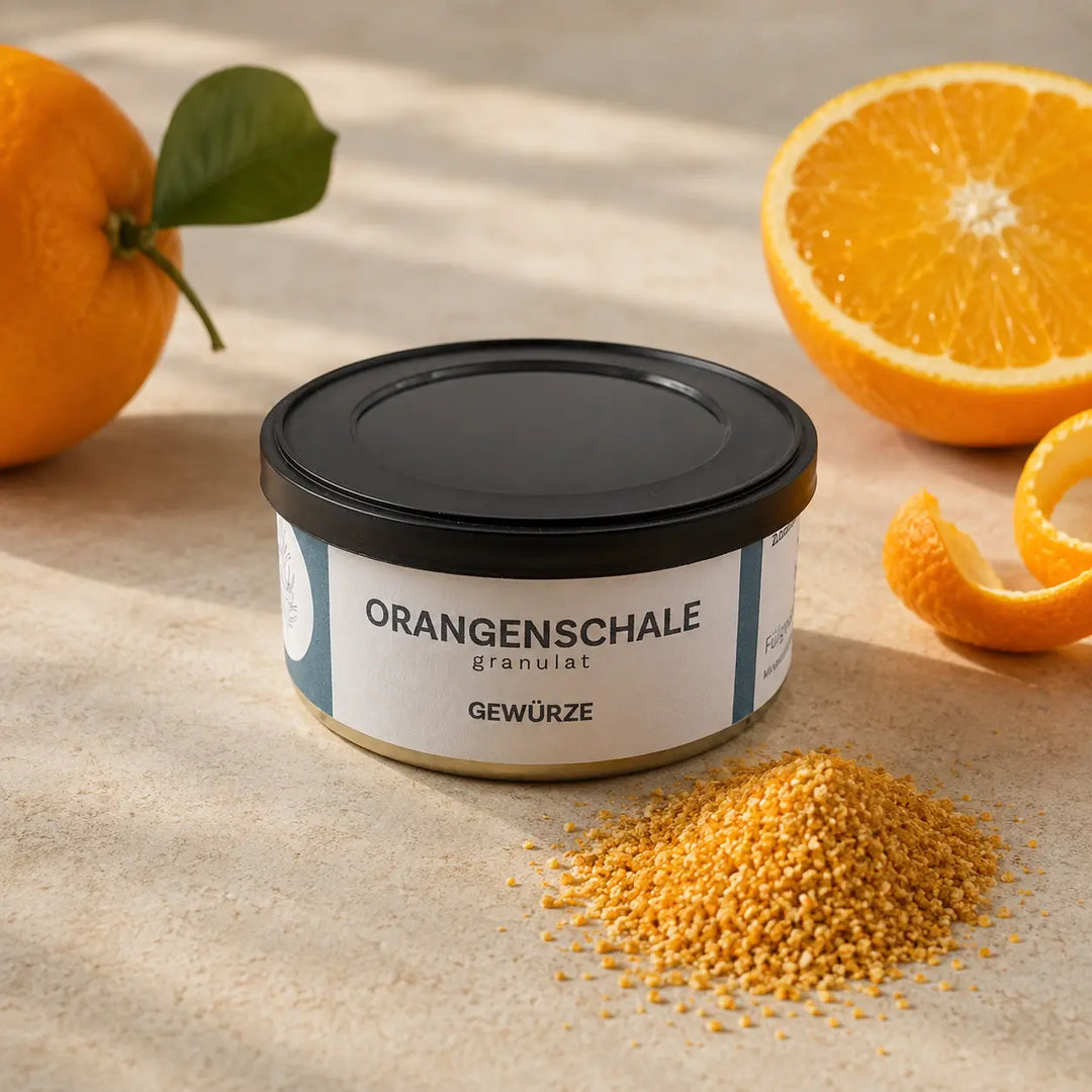 Orangenschalen-Granulat in originaler Gewürzdose als hochwertiger Packshot mit Orange
