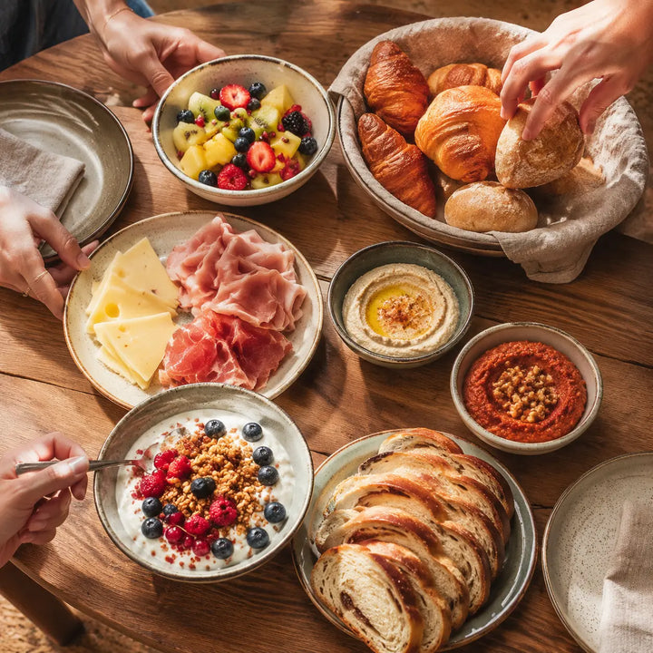 Brunch für zwei mit Backwaren, Käse, Schinken, Obstsalat, Quark und Dips