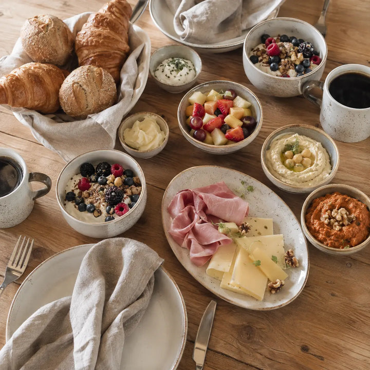 Oster-Brunch für zwei mit Brötchen, Croissants, Käse, Schinken, Quark und Dips