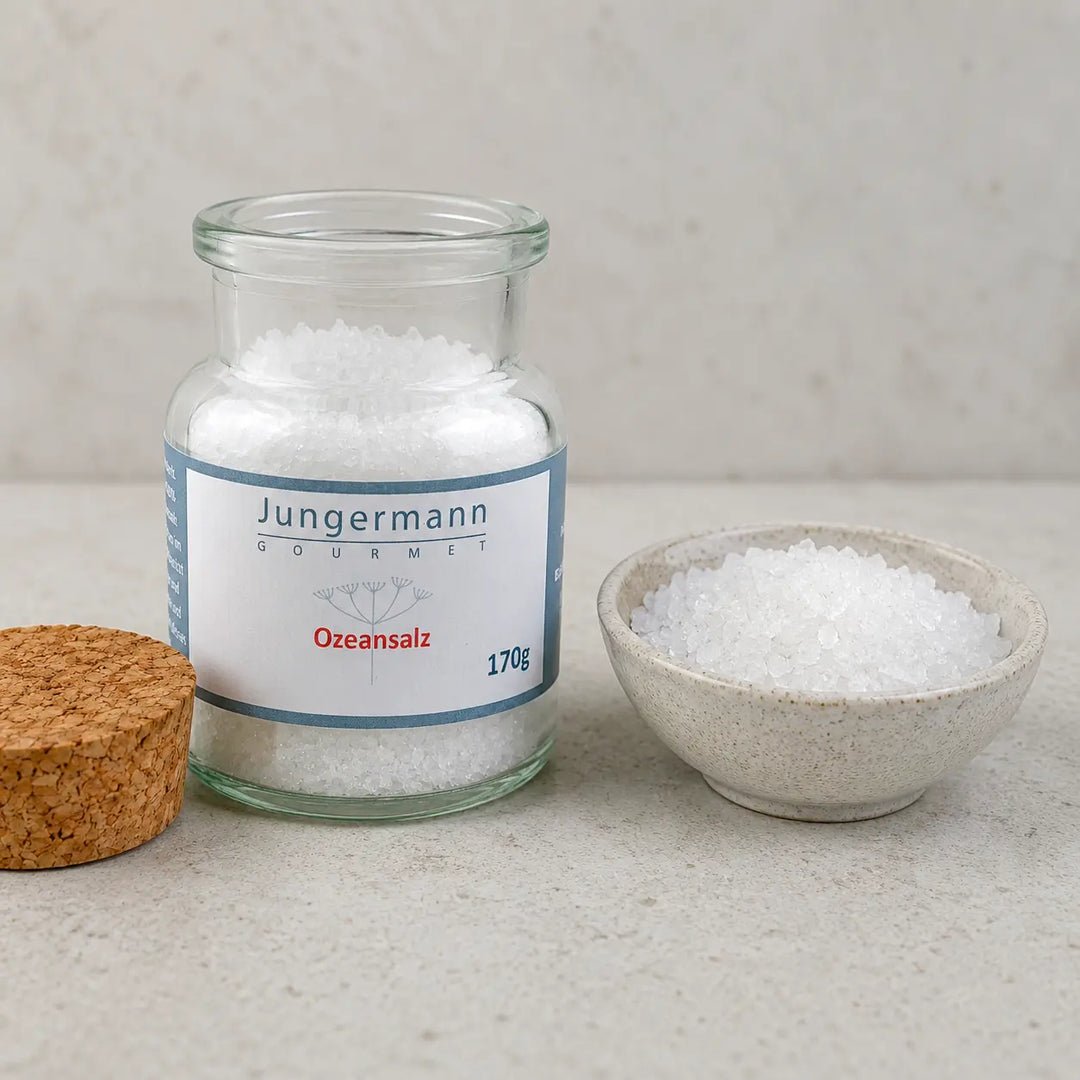 Geöffnetes originales Korkglas mit groben weißen Ozeansalzkristallen