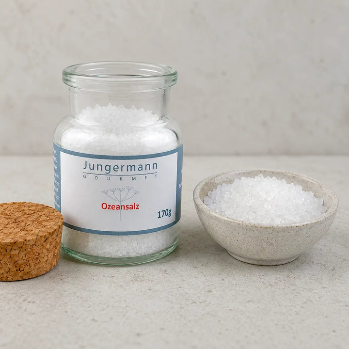 Geöffnetes originales Korkglas mit groben weißen Ozeansalzkristallen