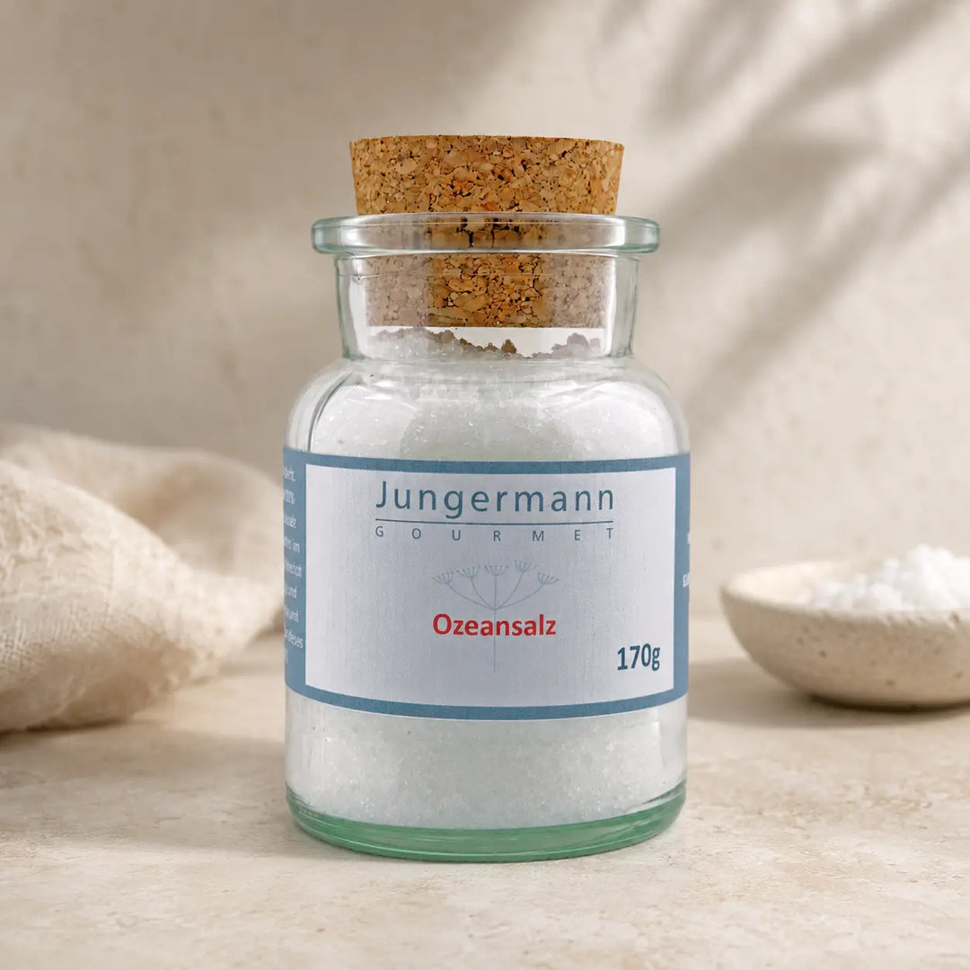 Ozeansalz im originalen Korkglas als hochwertiger Packshot