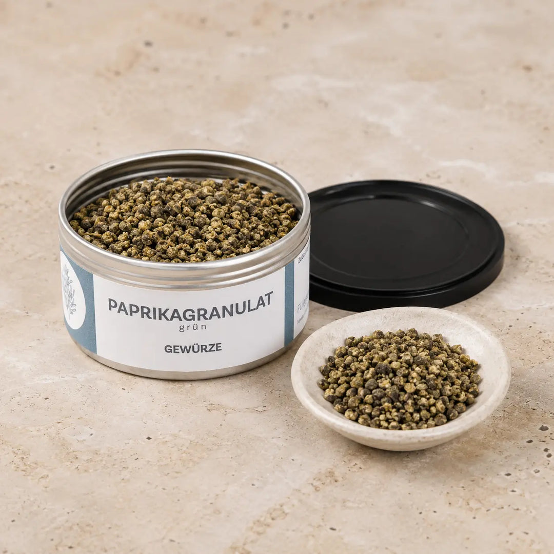 Geöffnete Originaldose mit grobem grünem Paprikagranulat und schwarzem Deckel