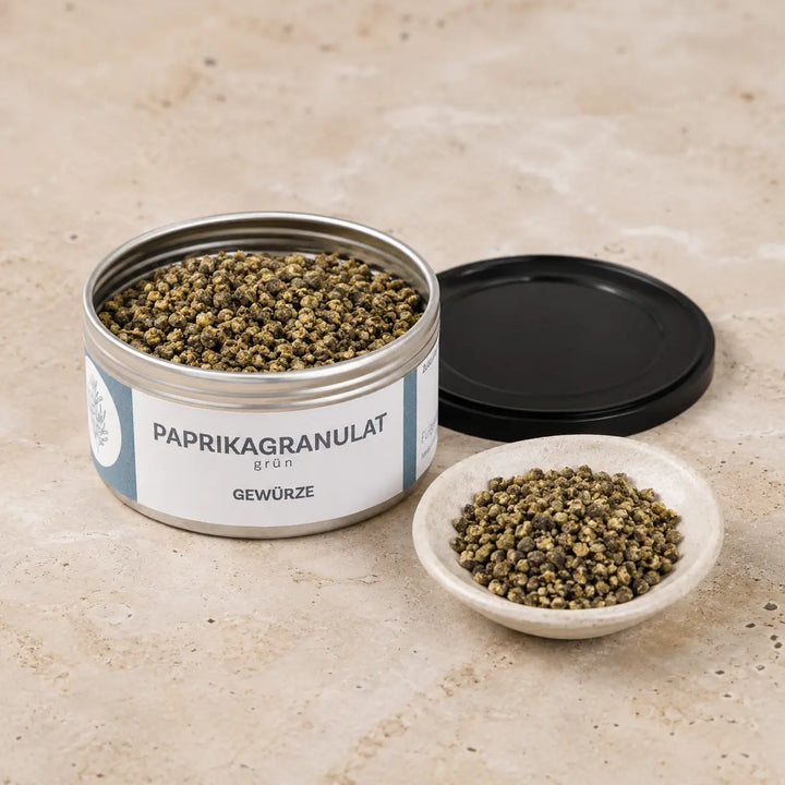 Geöffnete Originaldose mit grobem grünem Paprikagranulat und schwarzem Deckel