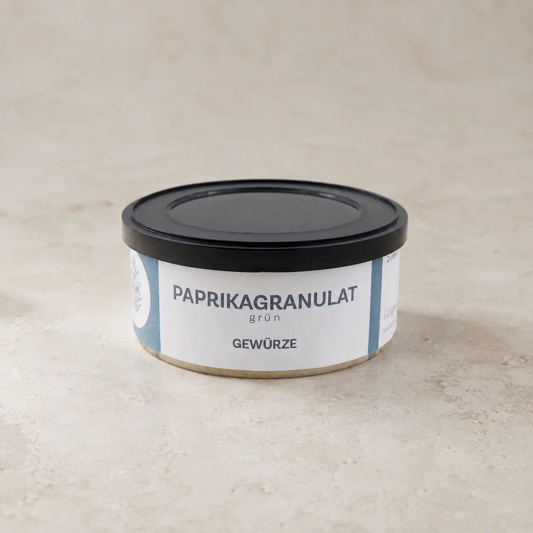 Grünes Paprikagranulat in der originalen Gewürzdose als hochwertiger Packshot