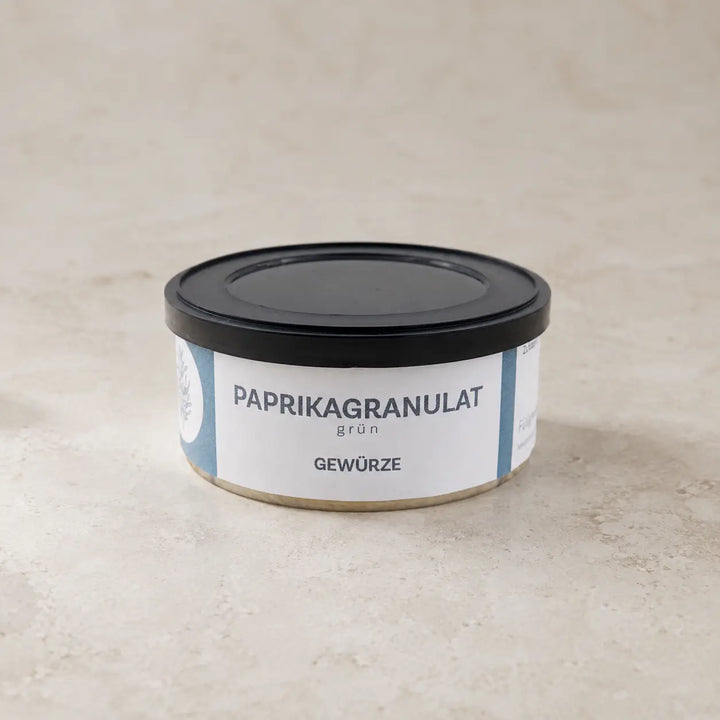 Grünes Paprikagranulat in der originalen Gewürzdose als hochwertiger Packshot