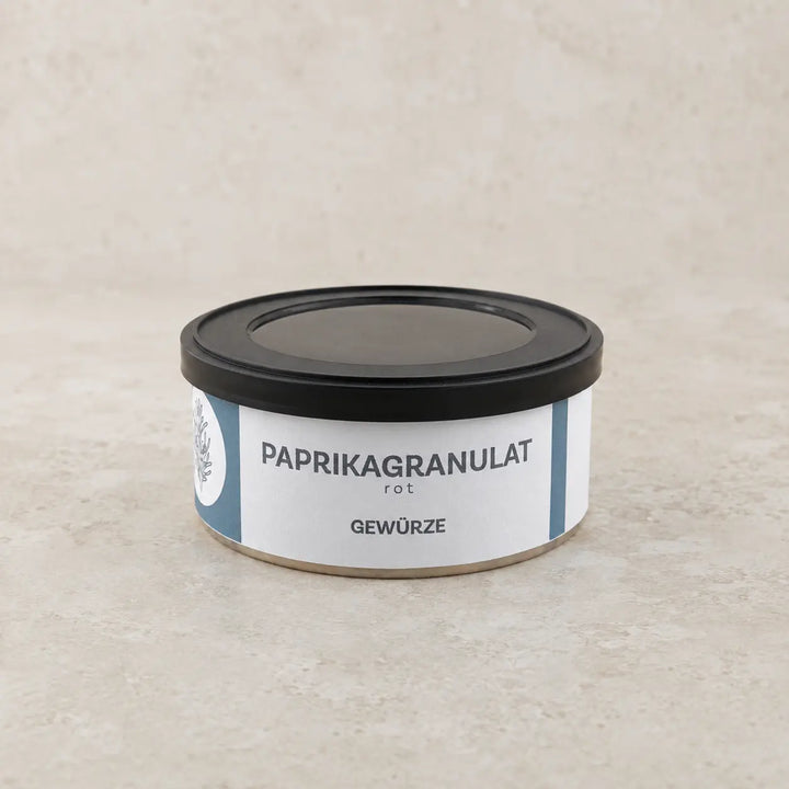 Rotes Paprikagranulat in der originalen Gewürzdose als hochwertiger Packshot