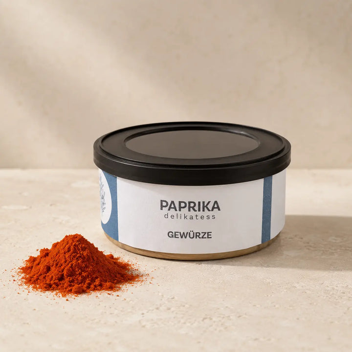 Paprikapulver delikatess in der originalen Gewürzdose als hochwertiger Packshot