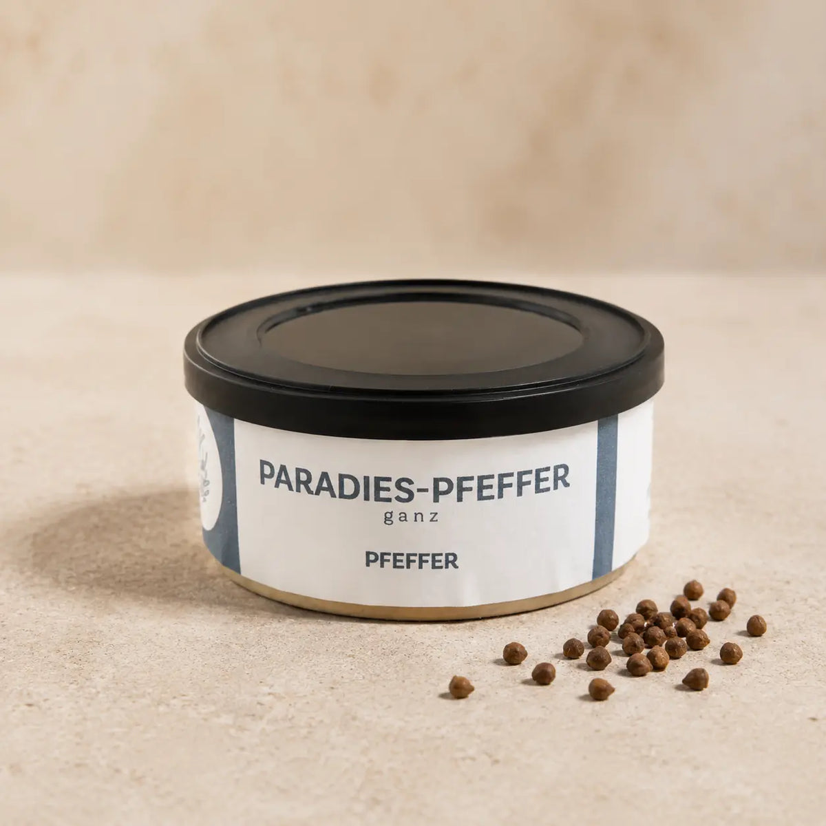 Paradieskörner Meleguetapfeffer in der originalen Gewürzdose als hochwertiger Packshot
