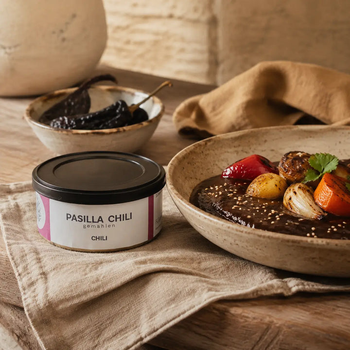 Jungermann Gourmet Pasilla Chili zu dunkler Mole-Sauce und Gemüse