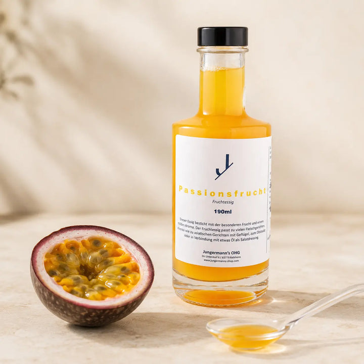 Passionsfrucht und gelb-oranger Fruchtessig im Detail vor der originalen Flasche