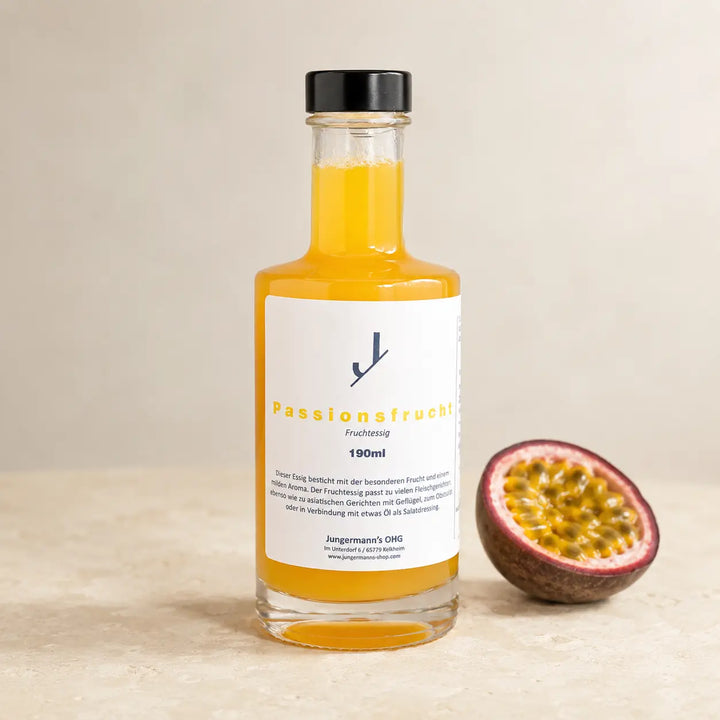 Passionsfrucht Essig in der originalen Glasflasche als hochwertiger Packshot