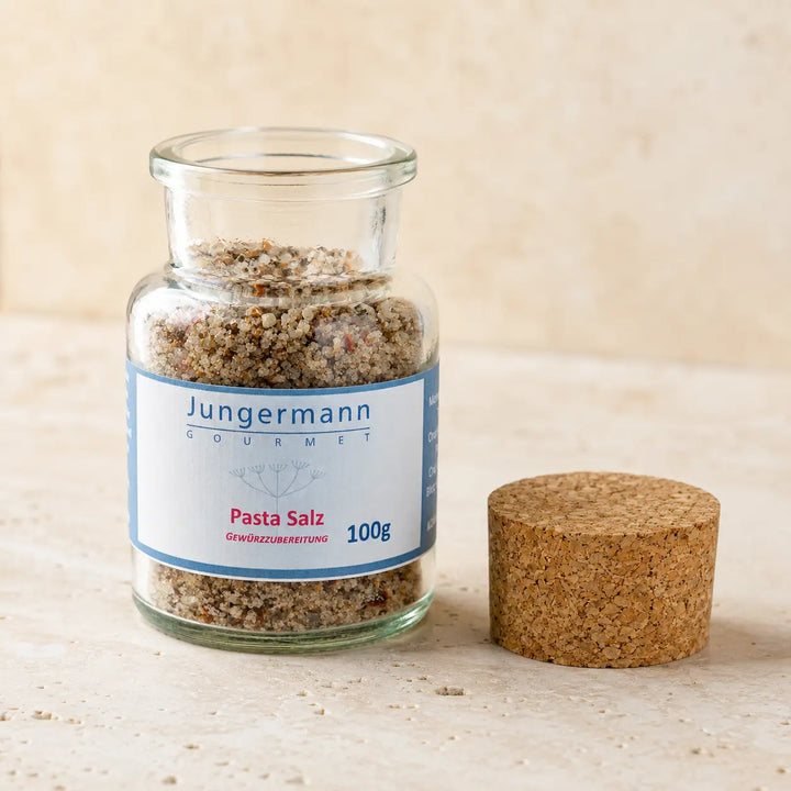 Geöffnetes Originalglas mit grober Pasta-Salz Gewürzmischung und geradem Korken