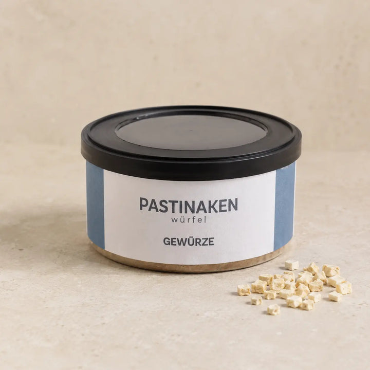 Pastinakenwürfel in der originalen Gewürzdose als hochwertiger Packshot