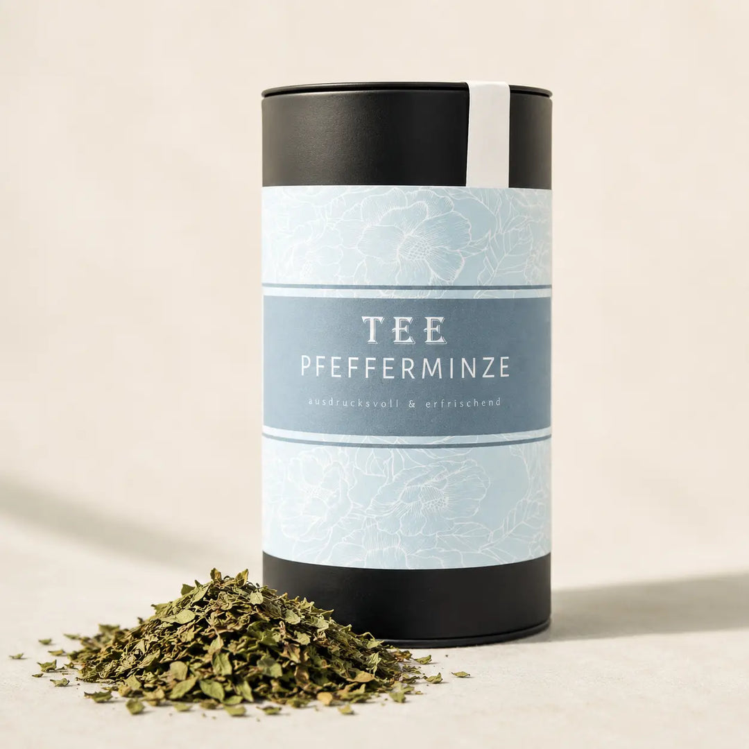 Pfefferminze Tee Dose mit getrockneten Minzblättern auf hellem Hintergrund
