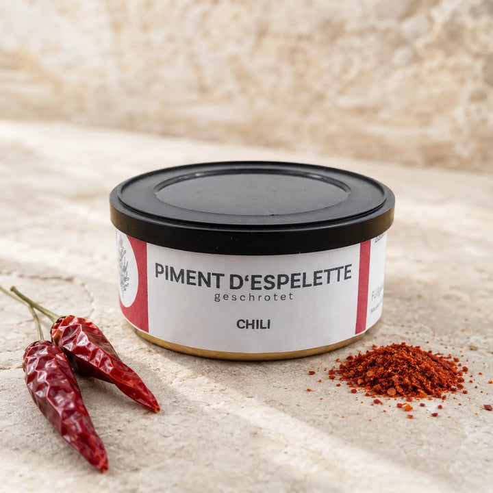 Piment d’Espelette in der originalen niedrigen Gewürzdose als Premium-Packshot