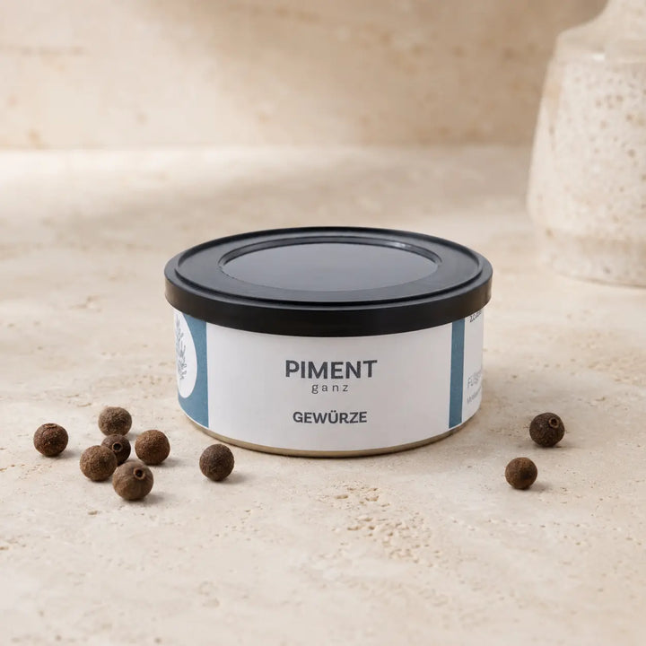Pimentkörner in der originalen niedrigen Gewürzdose als Premium-Packshot