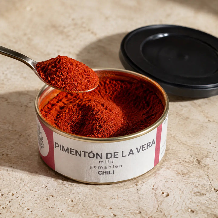 Geöffnete Dose Pimentón de la Vera mild mit fein gemahlenem tiefrotem Paprikapulver