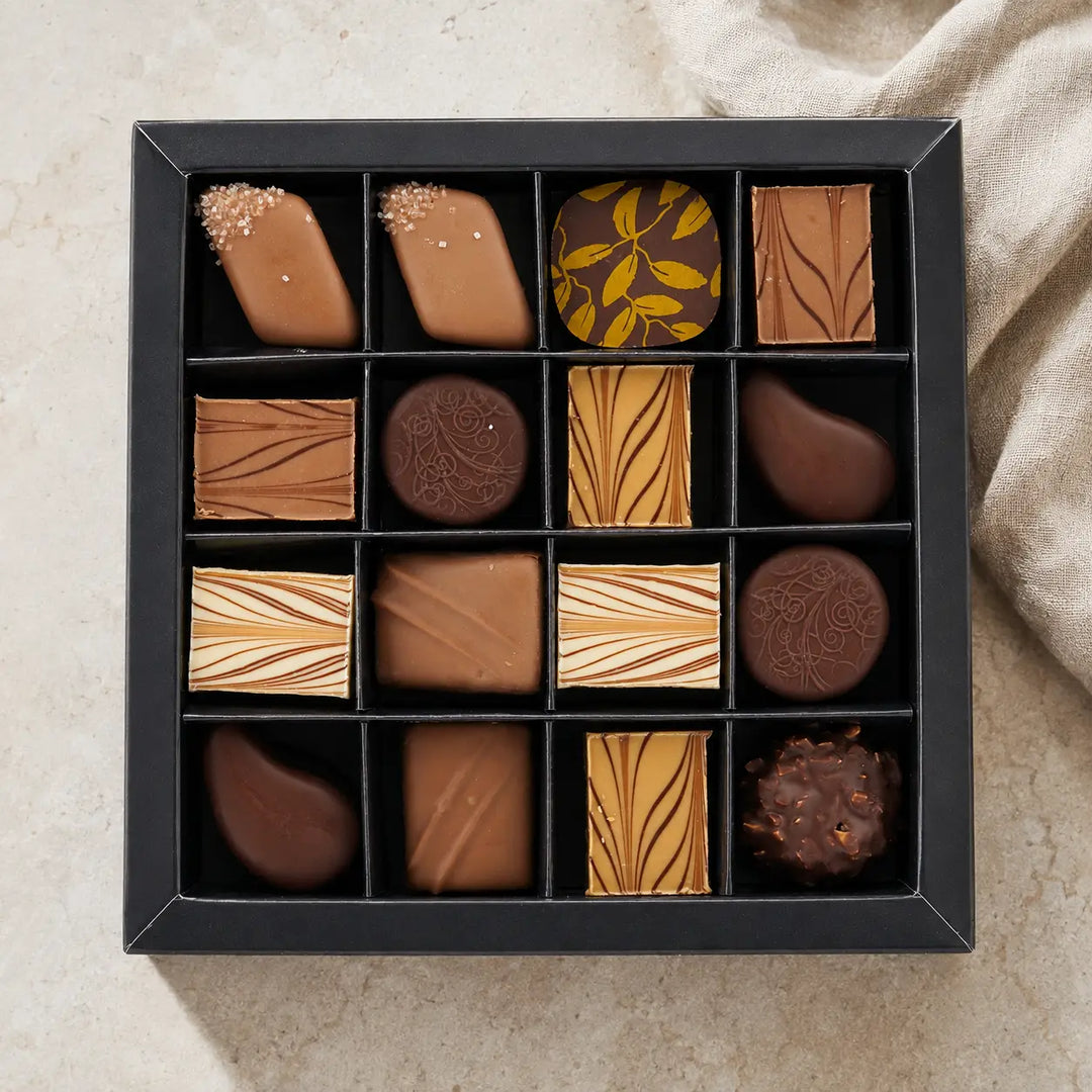 Pralinen Mischung in der originalen schwarzen 4-mal-4-Schale als Premium-Packshot