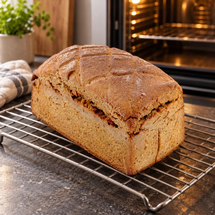 Roggenbrot 600 g von Jungermann Gourmet auf einem Ofenrost vor dem Backofen, Anwendung zum Fertigbacken.