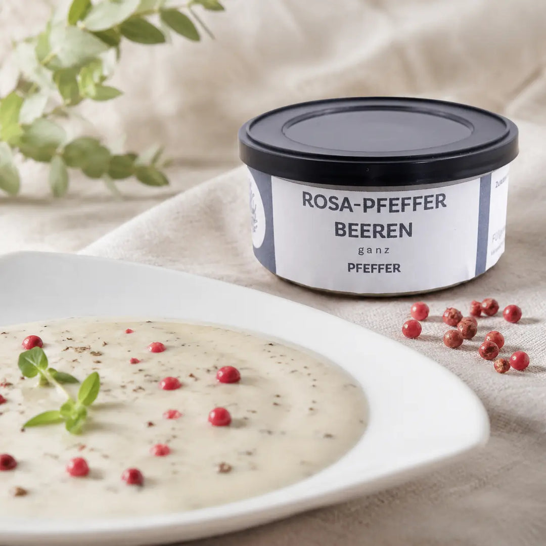 Cremige helle Sauce mit rosa Pfefferbeeren und der originalen Gewürzdose serviert