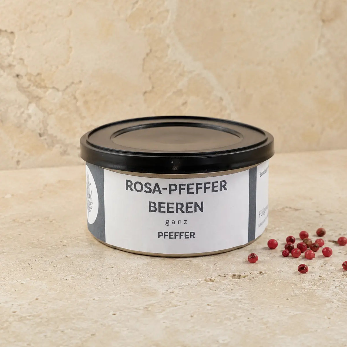 Rosa Pfefferbeeren in der originalen Gewürzdose mit schwarzem Deckel als Premium-Packshot