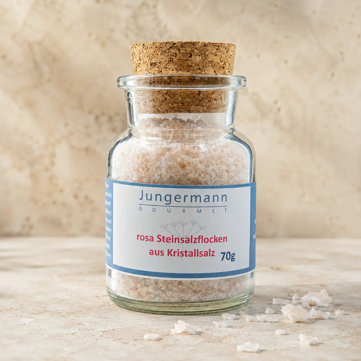 Rosa Steinsalzflocken aus Kristallsalz im originalen Korkglas als Premium-Packshot