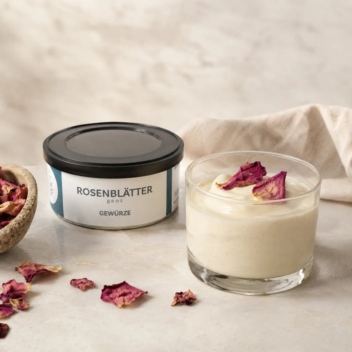 Vanillecreme mit ganzen getrockneten Rosenblättern und der originalen Gewürzdose serviert