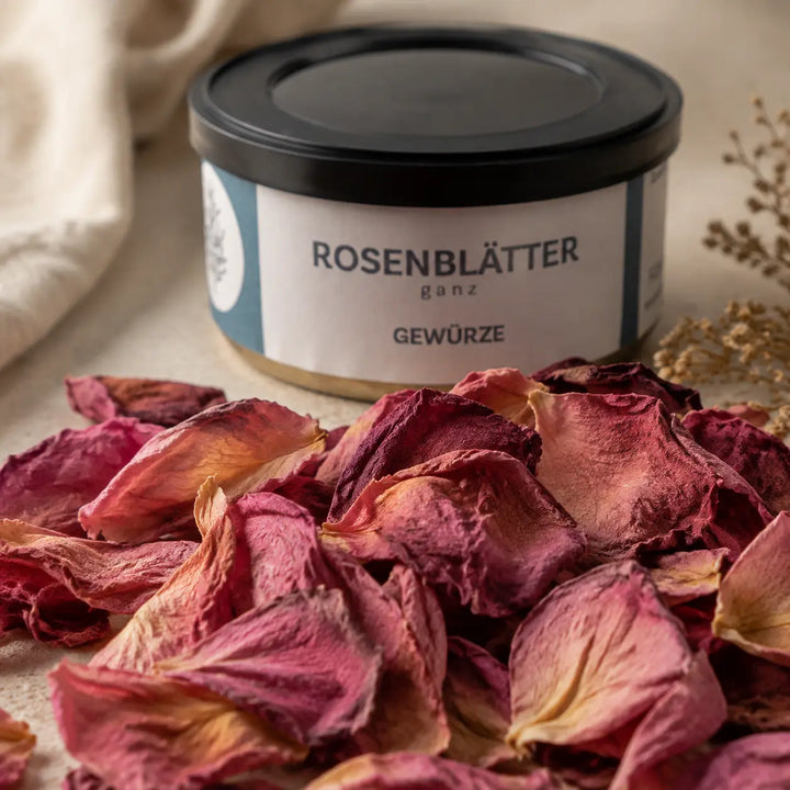Große ganze getrocknete Rosenblätter in Rosa und Burgunder mit natürlicher Struktur