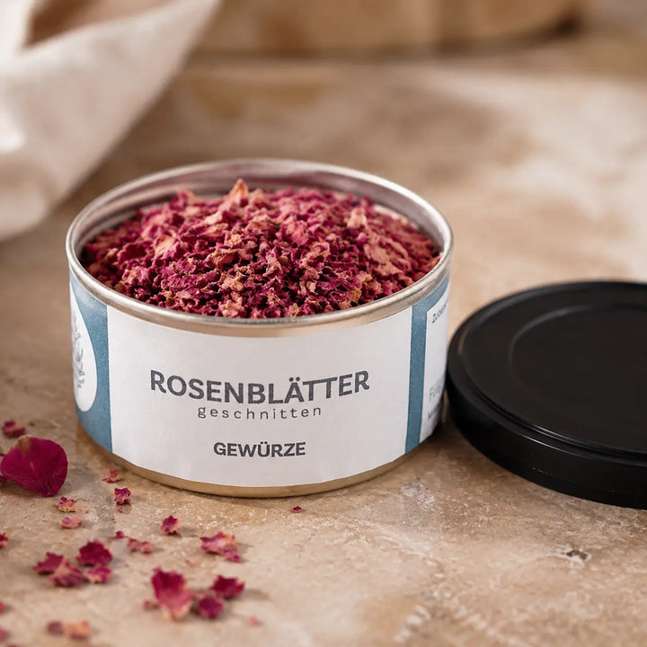 Geöffnete Originaldose mit kleinen geschnittenen getrockneten Rosenblattstücken