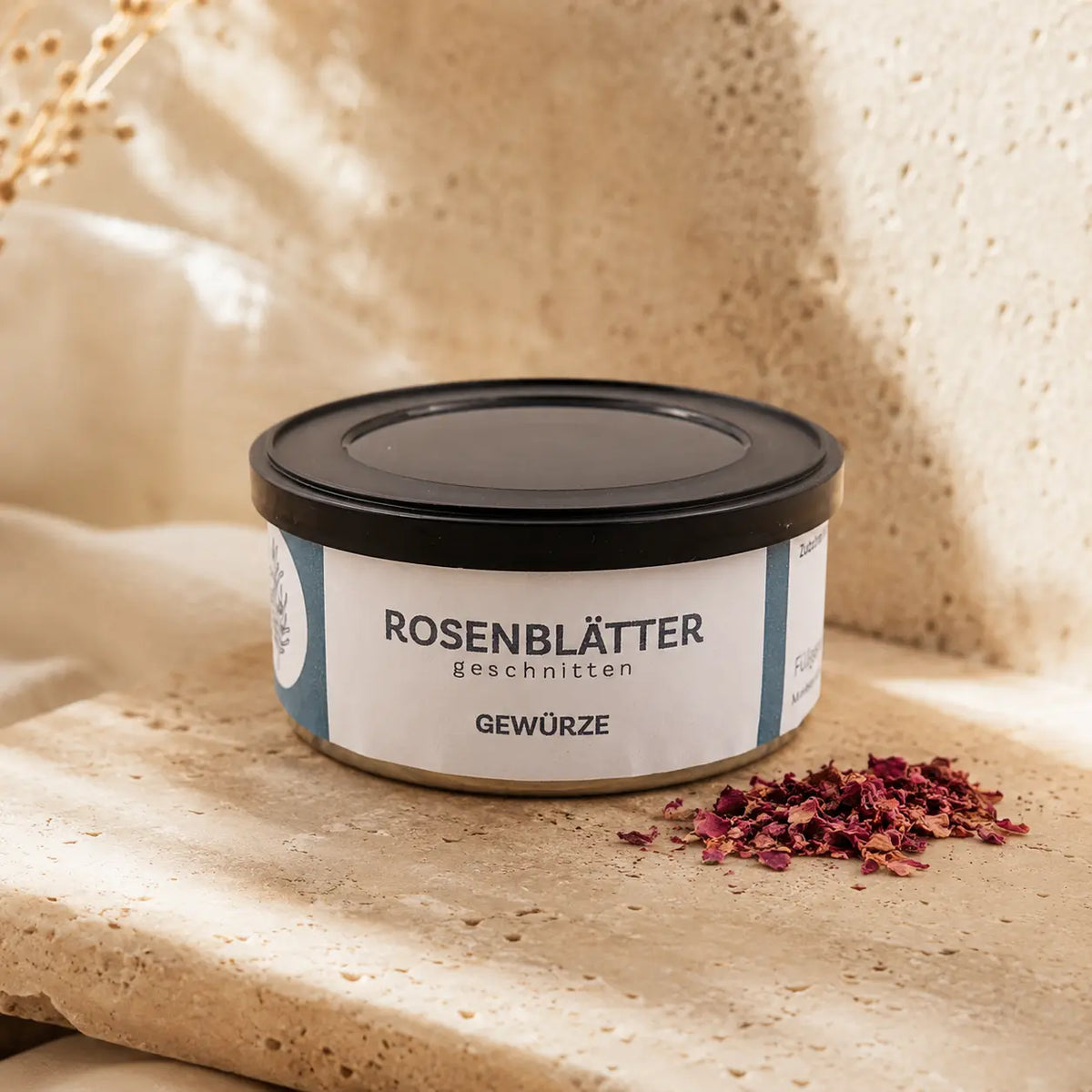 Geschnittene Rosenblätter in der originalen Gewürzdose als Premium-Packshot