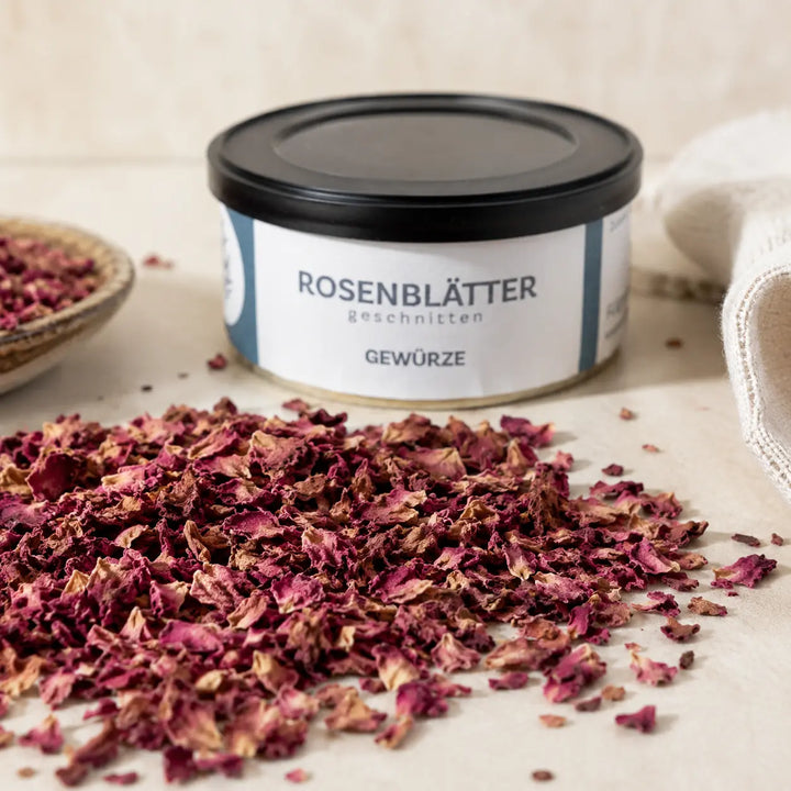 Kleine unregelmäßig geschnittene Rosenblattstücke in Rosa und Burgunder im Detail