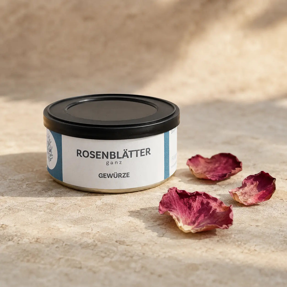 Ganze Rosenblätter in der originalen Gewürzdose mit schwarzem Deckel als Premium-Packshot