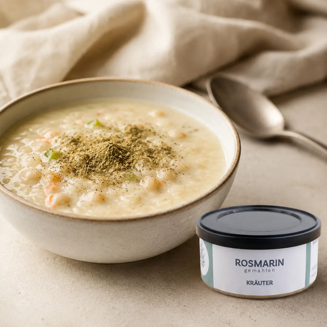 Cremige Bohnensuppe mit gemahlenem Rosmarin und der originalen Kräuterdose serviert