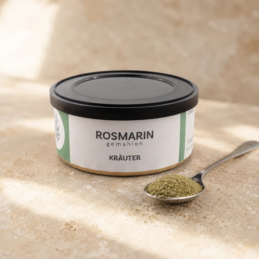 Gemahlener Rosmarin in der originalen Kräuterdose als Premium-Packshot