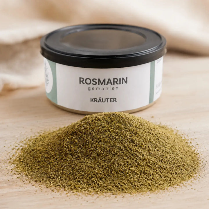 Fein gemahlener olivgrüner Rosmarin mit seiner natürlichen Pulverstruktur im Detail
