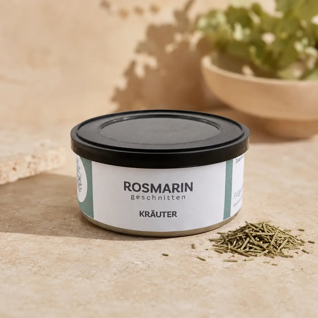 Geschnittener Rosmarin in der originalen Kräuterdose als Premium-Packshot