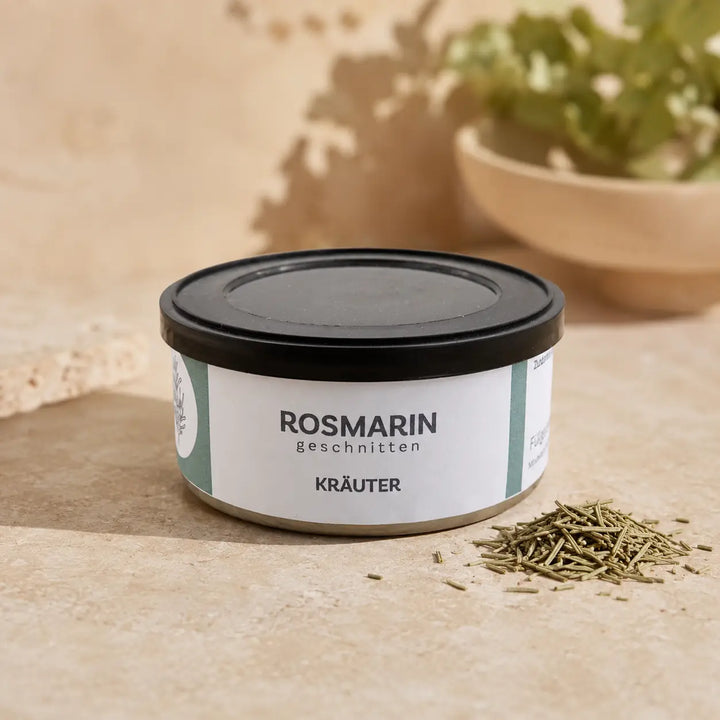 Geschnittener Rosmarin in der originalen Kräuterdose als Premium-Packshot