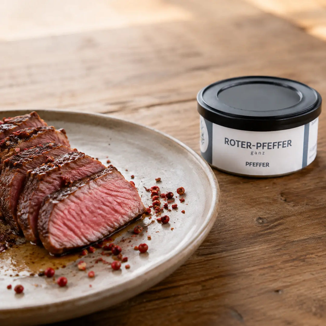 Aufgeschnittenes Steak mit frisch zerstoßenem rotem Kampot Pfeffer und Originaldose