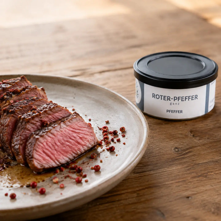 Aufgeschnittenes Steak mit frisch zerstoßenem rotem Kampot Pfeffer und Originaldose
