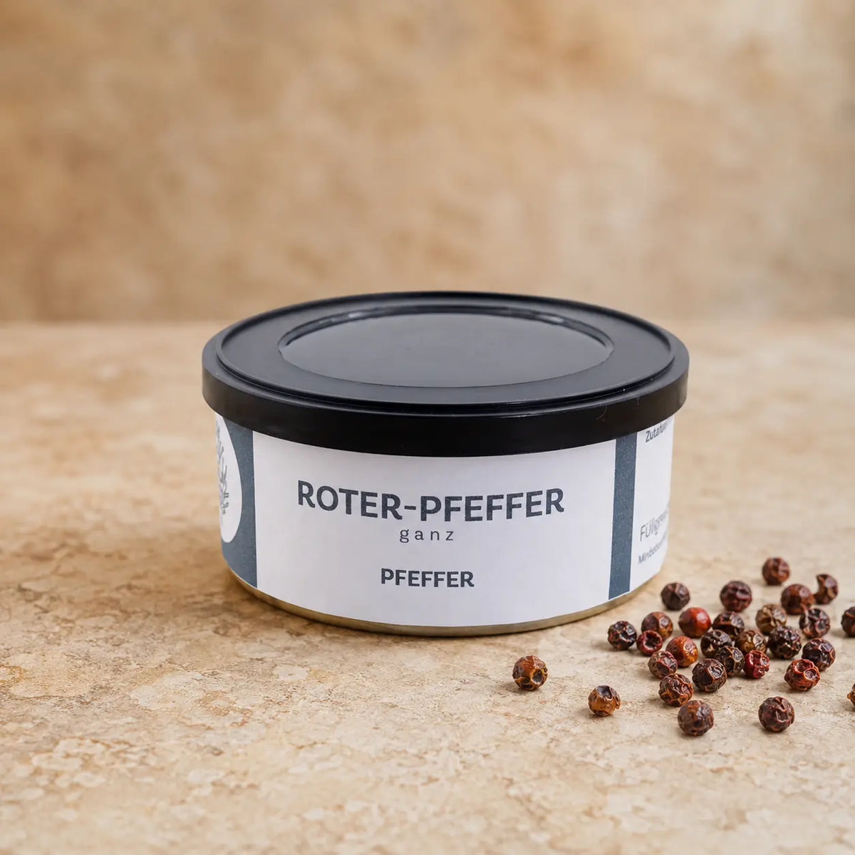 Roter Kampot Pfeffer in der originalen Pfefferdose als Premium-Packshot