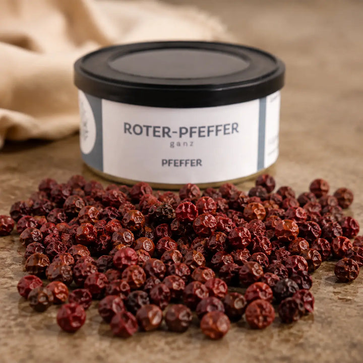 Ganze dunkel rotbraune Kampot-Pfefferkörner mit faltiger Oberfläche im Detail